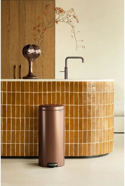Brabantia NewIcon pedálos hulladékgyűjtő szagmentesen záródó Soft-Close fedél, műanyag tartály, 30L - G méret, acél, meleg tónusú bronz - 238789