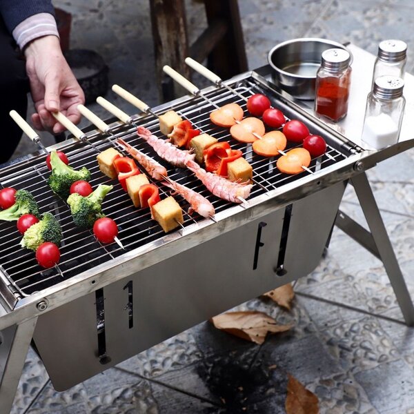 DesignNest összecsukható grillsütő, hordozható, néhány másodperc alatt készen áll, főzőfelület 56 x 31 cm, rozsdamentes acél anyag, állítható magasságú, könnyen tisztítható, hordtáskával