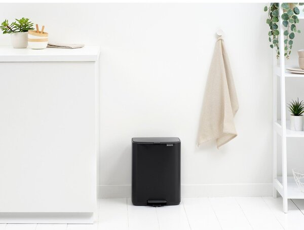 Matt fekete acél pedálos szemetes 12 l Bo – Brabantia