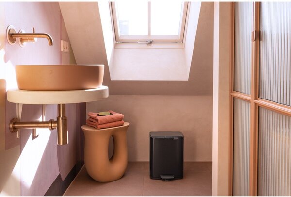Matt fekete acél pedálos szemetes 12 l Bo – Brabantia