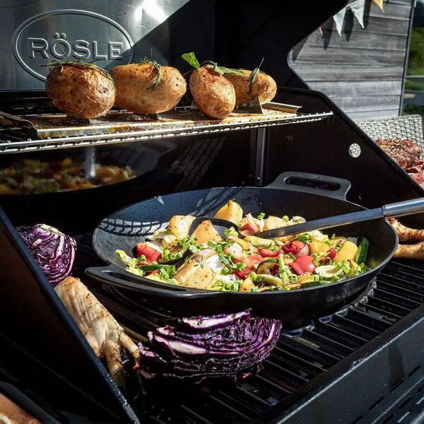 Rösle Allflame Prime 4 Gázgrill, 70x45 cm-es főzőfelület, Vario+ multifunkcionális rendszer, állítható gáznyomás, oldalégő, rozsdamentes hőelosztó, prémium rozsdamentes acél, fekete