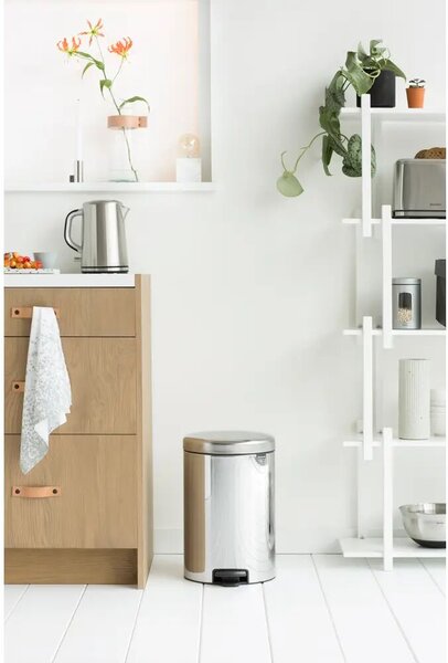 Brabantia NewIcon 649048 pedálos szemetes, 20 l, puha záródású, csúszásgátló aljjal, fém belső vödörrel, rozsdamentes acél