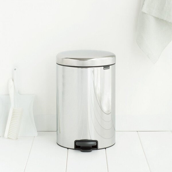 Brabantia NewIcon 649048 pedálos szemetes, 20 l, puha záródású, csúszásgátló aljjal, fém belső vödörrel, rozsdamentes acél