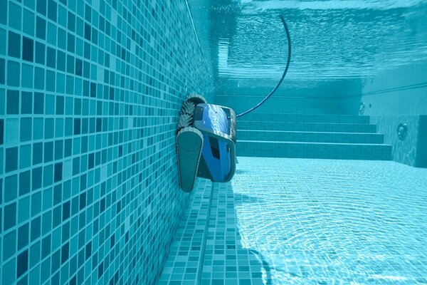 Maytronics Dolphin M600 automata vízalatti medence porszívó robot