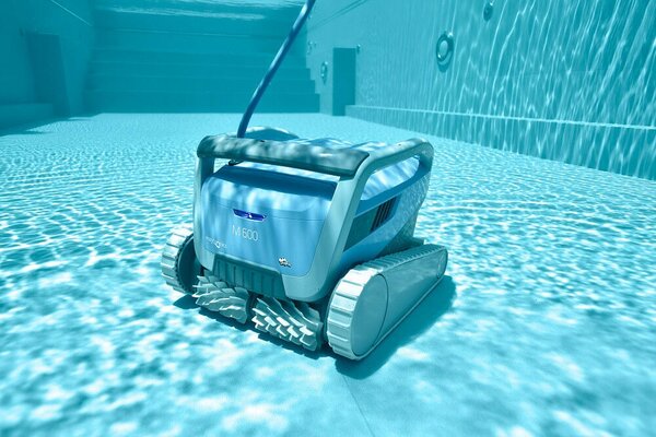 Maytronics Dolphin M600 automata vízalatti medence porszívó robot
