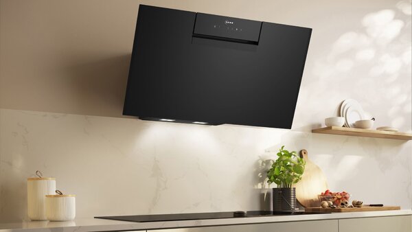NEFF D85IFN1S0 Kürtős páraelszívó - N50 - Home Connect - 80 cm - döntött fekete üvegernyő - 768 m3