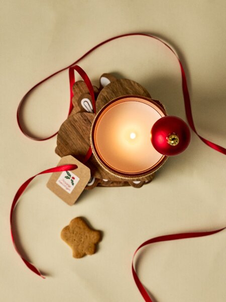 Sinsay - Karácsonyi illatgyertya mézeskalács figura mintás huzattal Gingerbread Cookies - bézs