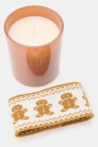 Sinsay - Karácsonyi illatgyertya mézeskalács figura mintás huzattal Gingerbread Cookies - bézs