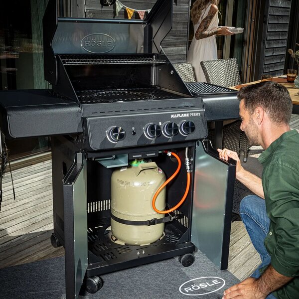 Rösle Allflame Peer 3 Professzionális Gázgrill öntöttvas főzőfelület 60x45 cm, 3 égőfej, Vario+ multifunkcionális rendszer, állítható gáznyomás, palacktároló hely, rozsdamentes acél hőelosztó, evőeszköztar
