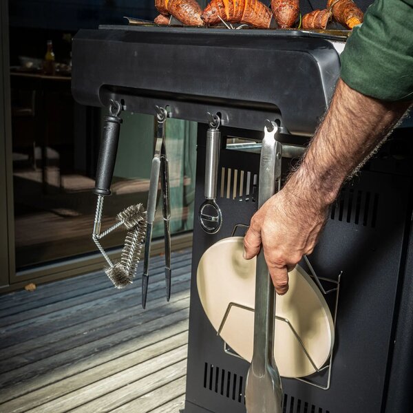 Rösle Allflame Peer 3 Professzionális Gázgrill öntöttvas főzőfelület 60x45 cm, 3 égőfej, Vario+ multifunkcionális rendszer, állítható gáznyomás, palacktároló hely, rozsdamentes acél hőelosztó, evőeszköztar