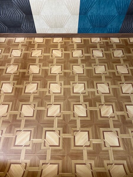 Intarziás parketta mintájú tekercses vinyl padló 200 cm-es beige-barna