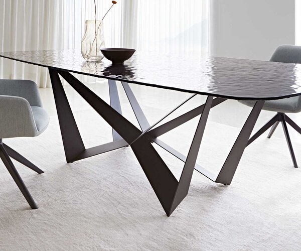 DELIFE Étkezőasztal Edge hajóformájú 240x120 domborított üveg füstfekete 3D design Spider laposacél fekete