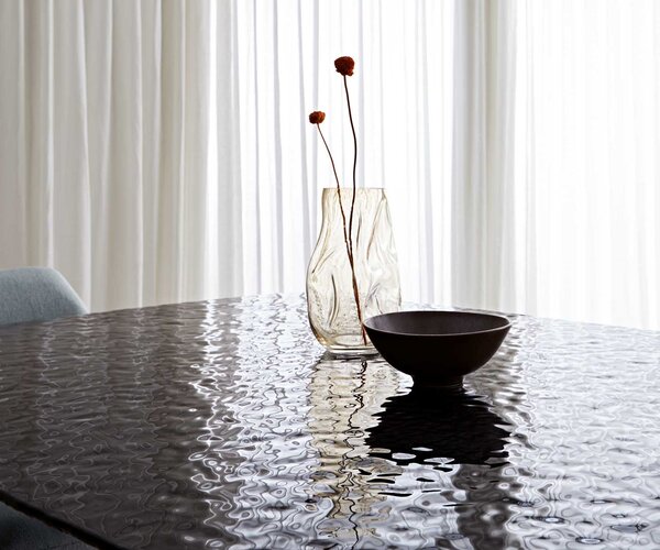 DELIFE Étkezőasztal Edge hajóformájú 240x120 domborított üveg füstfekete 3D design kereszt láb téglalap fekete