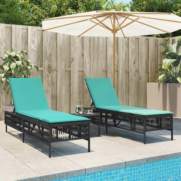 VidaXL 2 db fekete polyrattan napozóágy asztallal