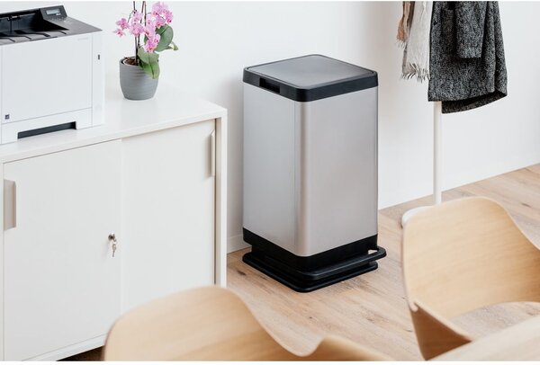Ezüstszínű műanyag pedálos szemetes 80 l Tokyo – DEA HOME
