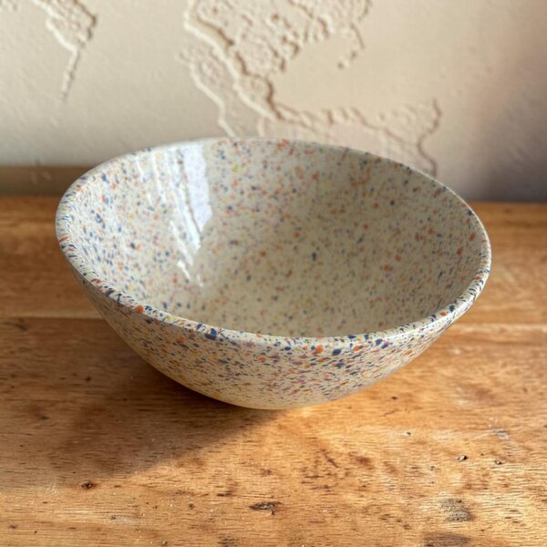 Pöttyös salátástál 21 cm x 10 cm méretben, 1,5 L űrtartalommal