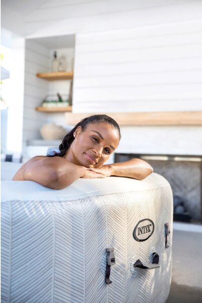 INTEX Chevron Deluxe S2 Felfújható Jacuzzi – 4 személyes, sósvizes rendszerrel (28446)