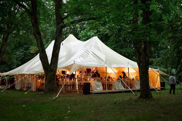 Fehér Petal Pole esküvői sátor 12x26 m