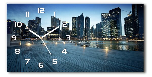 Négyszögletes üvegóra vízszintesen Singapore éjjel
