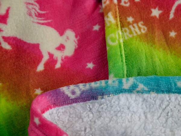 ALICORN színes ujjas pléd ujjal és kapucnival