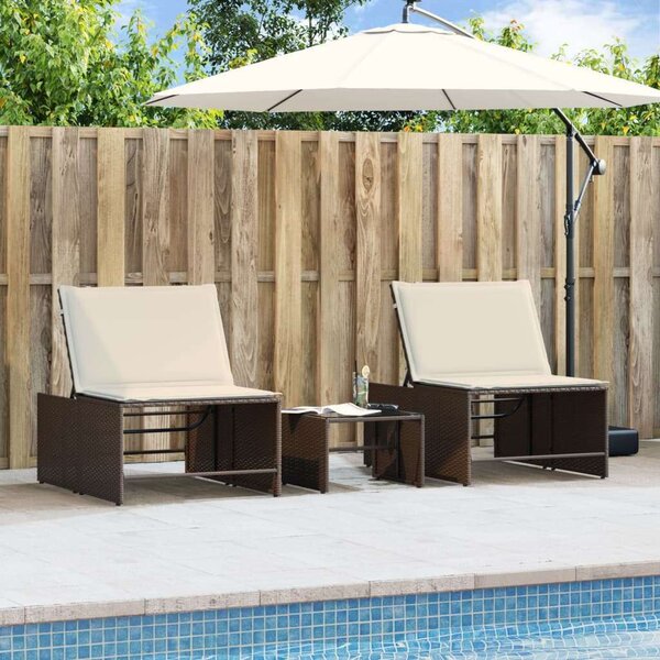 VidaXL 2 db barna polyrattan napozóágy asztallal