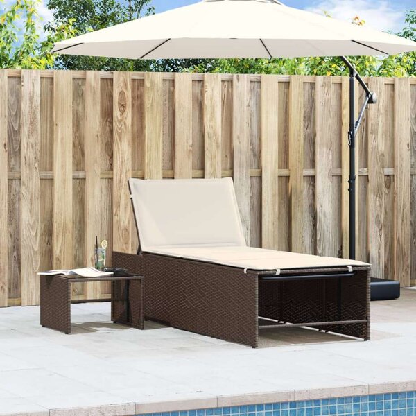 VidaXL 2 db barna polyrattan napozóágy asztallal