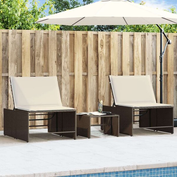 VidaXL 2 db barna polyrattan napozóágy asztallal