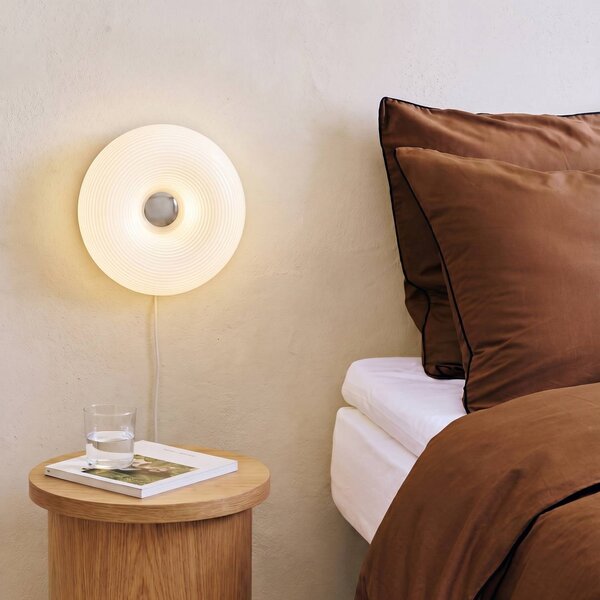 Lindby LED asztali/fali lámpa Fjora, fehér/króm, Ø 30 cm, dimmelhető, dimmelhető, Fehér / opál, Nappali / Étkező, Üveg, Dizájn