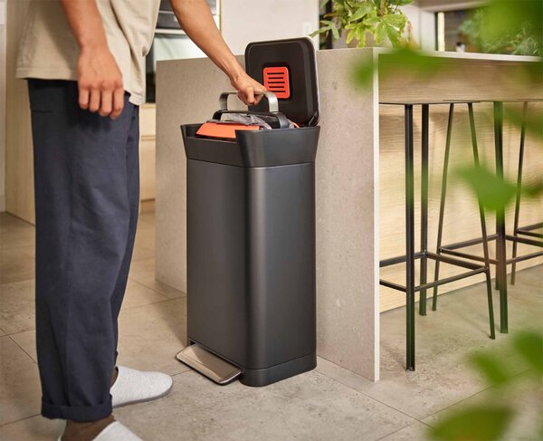 Joseph Joseph Titan 30 literes Kompresszoros szemetes - Fekete