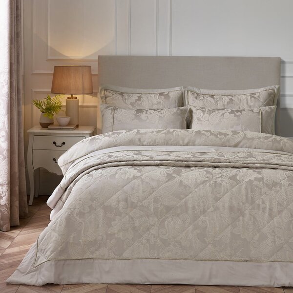 Bézs jacquard steppelt ágytakaró 240x260 cm Opulent Jacquard – Catherine Lansfield