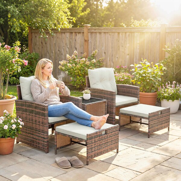 Outsunny Rattan és acél kerti garnitúra, 5 részes, 2 puffal, 2 székkel és 2 szintes kávézóasztallal, barna és krém színben