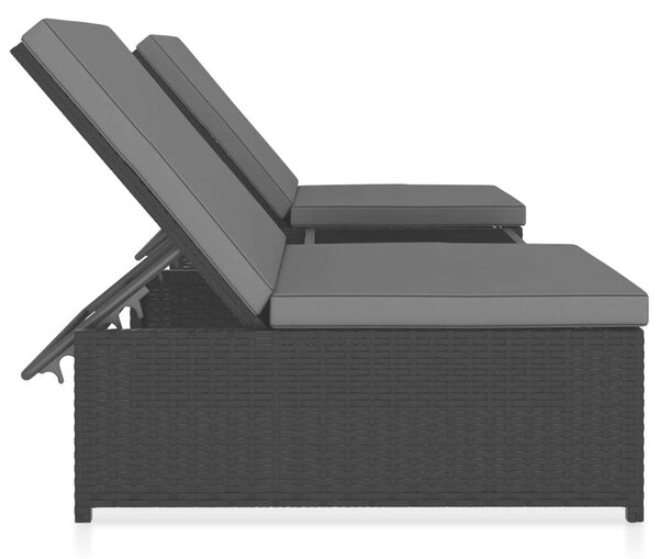 VidaXL 2 db fekete polyrattan napozóágy asztallal