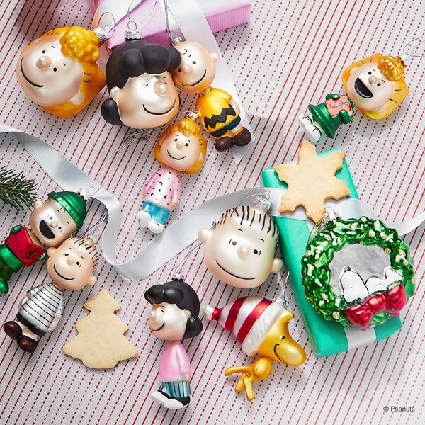 PEANUTS üveg karácsonyfadísz, Snoopy koszorúban, 11 cm
