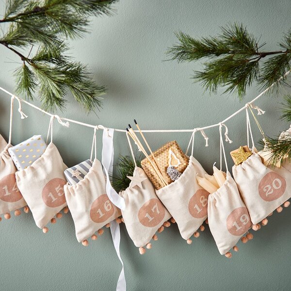 24 DAYS adventi naptár bojtokkal és pompomokkal