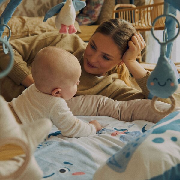 KINDERKRAFT Cozyplay Nordic Breeze játszószőnyeg hídjátékokkal