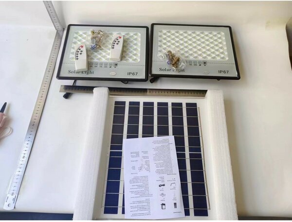 2 db-os LED reflektor szett Flippy napelemmel, mozgásérzékelővel, távirányítóval, vízálló, 322*2 beépített LED, 200W, 30*24 cm, IP67, modern dizájn, fekete