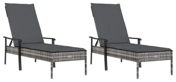 VidaXL 2 db szürke polyrattan napozóágy asztallal és párnával