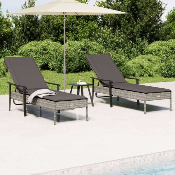 VidaXL 2 db szürke polyrattan napozóágy asztallal és párnával