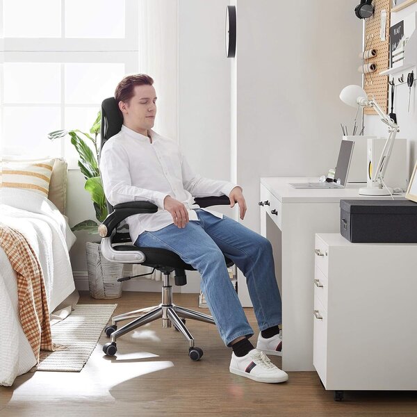 Ergonomikus irodai szék fejtámlával és felhajtható karfákkal, hálós háttámla, max. 120 kg, 68x116-126 cm, fekete