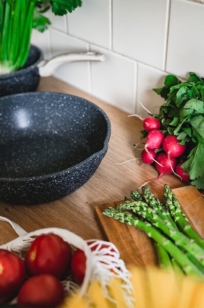 KONDELA Mély serpenyő fedővel, átmérő 28 cm, KAROTE