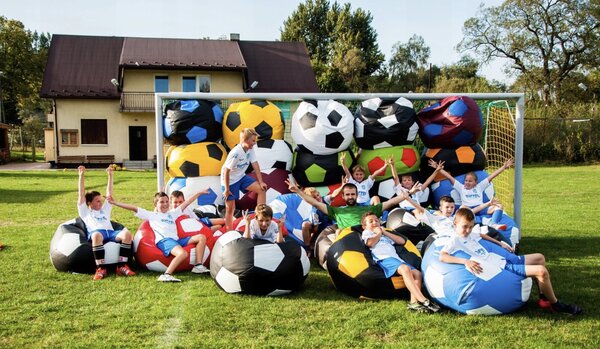 JAKS XXXL futball labda alakú babzsákfotel lábtartóval fekete-piros