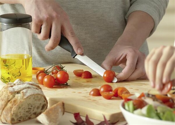 Paradicsomszeletelő kés, 12 cm, FISKARS Essential (IF1065569)