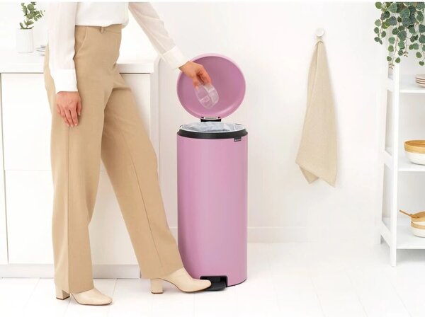 Brabantia Treteimer Newicon 30 literes pedálos rozsdamentes acél szemetes - Rózsaszín