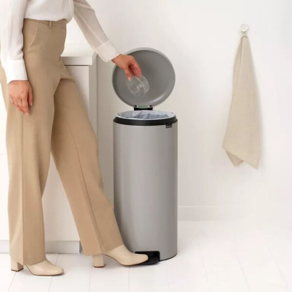 Brabantia Newicon 30 literes pedálos acél szemetes - Szürke