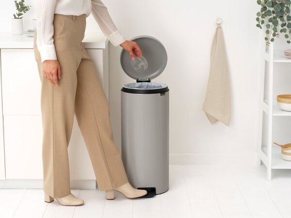 Brabantia Newicon 30 literes pedálos acél szemetes - Szürke