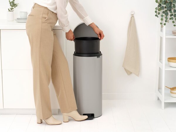 Brabantia Newicon 30 literes pedálos acél szemetes - Szürke