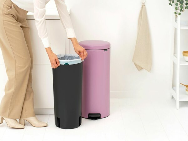 Brabantia Treteimer Newicon 30 literes pedálos rozsdamentes acél szemetes - Rózsaszín