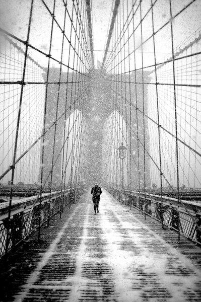 Fotográfia New York Walker in Blizzard - Brooklyn Bridge, Martin Froyda