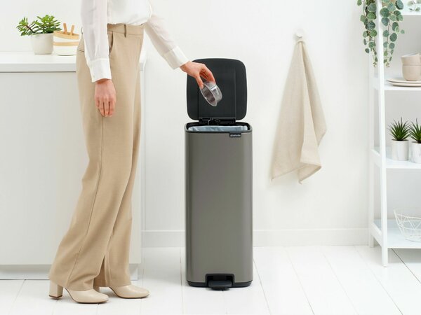 Brabantia Bo Pedal Bin pedálos hulladékgyűjtő szagmentesen záródó Soft-Close fedél, karcsú, négyzetes forma, műanyag tartály, 30L - O méret, acél, platinaszürke - 238161