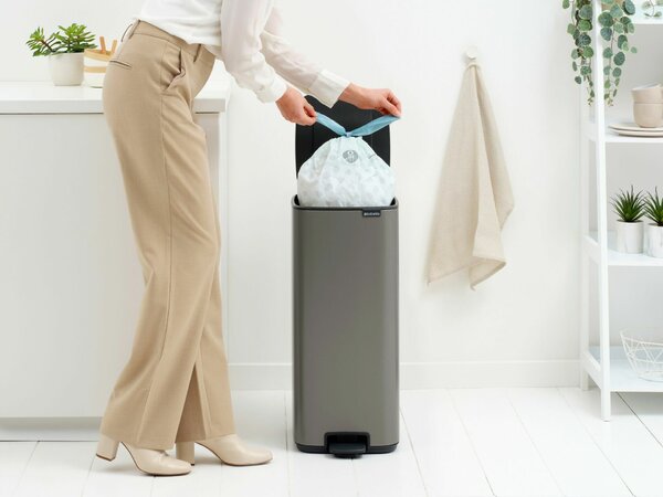 Brabantia Bo Pedal Bin pedálos hulladékgyűjtő szagmentesen záródó Soft-Close fedél, karcsú, négyzetes forma, műanyag tartály, 30L - O méret, acél, platinaszürke - 238161
